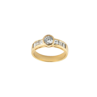 Anillo solitario vintage en sólida montura de oro amarillo con un limpio y blanco diamante natural 