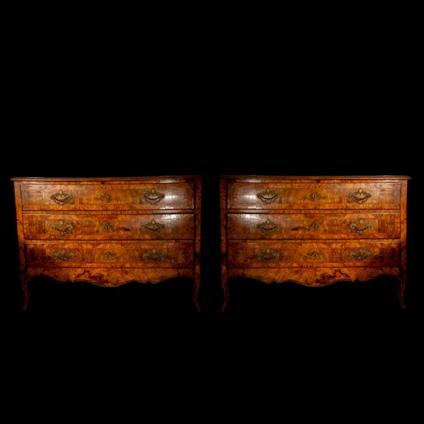 Pareja de cómodas italianas en madera de nogal y bronce. Siglo XVIII.