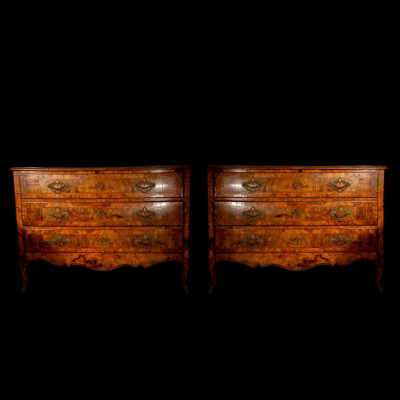 Pareja de cómodas italianas en madera de nogal y bronce. Siglo XVIII.