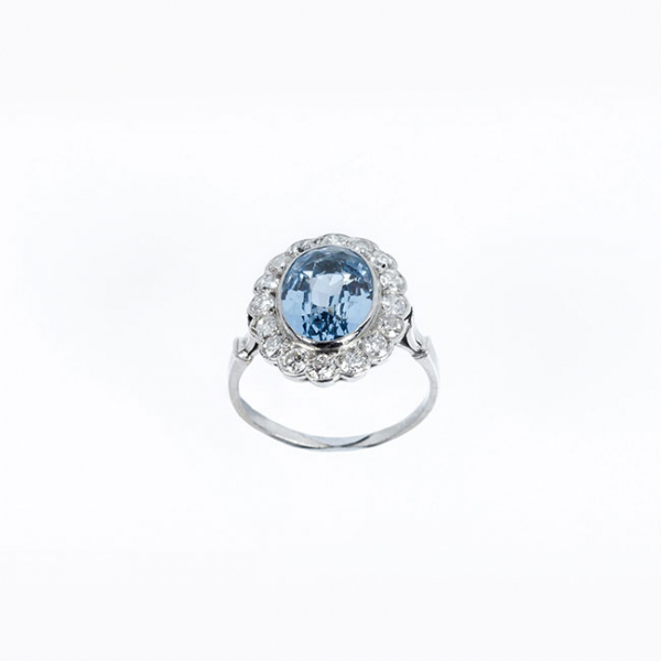 Delicada sortija vintage en montura de platino, con centro de piedra azul oval 