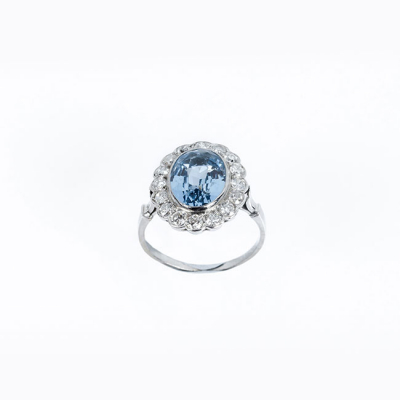 Delicada sortija vintage en montura de platino, con centro de piedra azul oval 