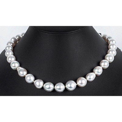 Collar &quot;chocker&quot; de 31 bellas perlas australianas