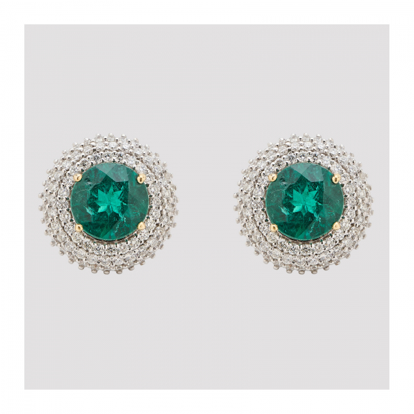 Pendientes en oro blanco con esmeralda talla redonda orlada por tres bandas de diamantes talla brillante.