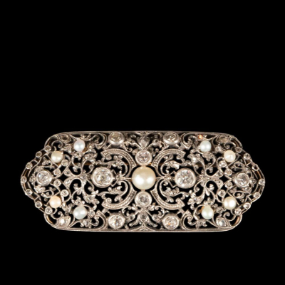 Broche antiguo en oro amarillo 18 k ornamentado con diamantes talla antigua y perlas finas.