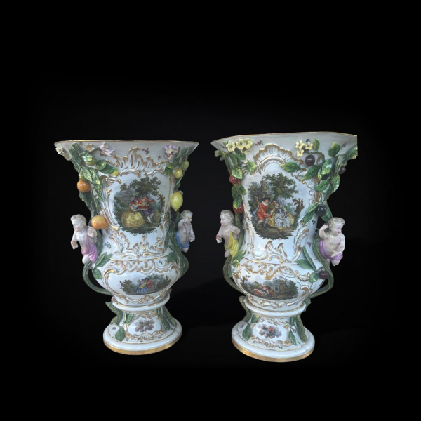 Importante pareja de jarrones de porcelana alemana de Meissen del siglo XIX.