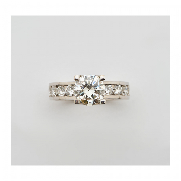 Sortija en oro blanco con nueve diamantes talla brillante.  