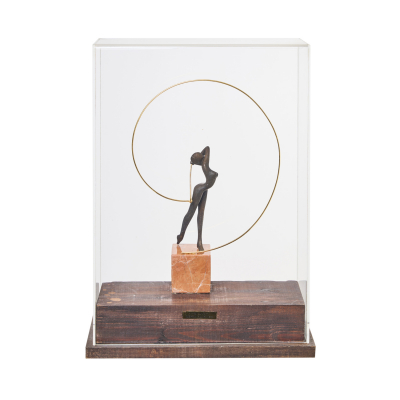 Bernard Rives (Carcassonne, Francia, 1947)  Swing.  Escultura en bronce dorado y patinado sobre peana en mármol rosa veteado.