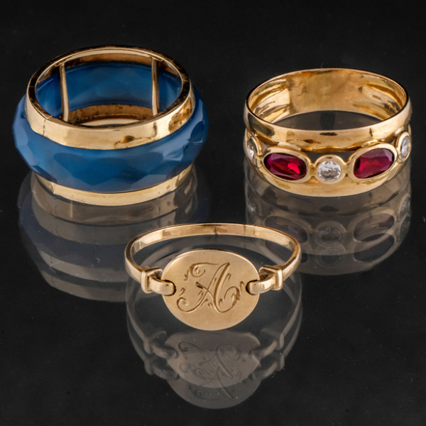 Conjunto de tres anillos en oro amarillo de 18 kt.