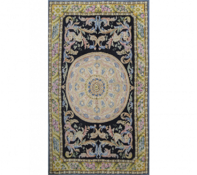 Alfombra de estilo Savonnerie con medall&oacute;n central.  Real F&aacute;brica de Tapices, firmada y fechada, Stuyck Madrid 1944. 