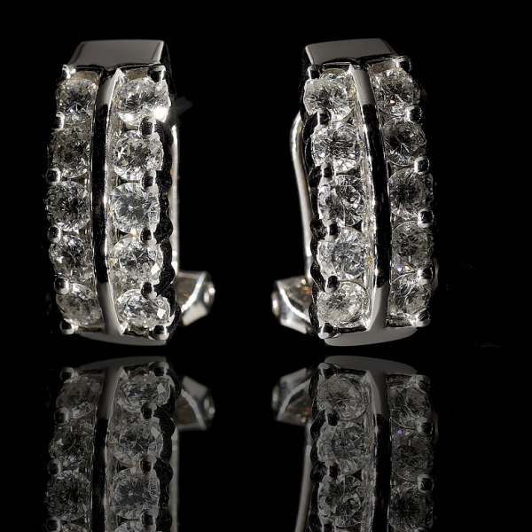 Par de pendientes en oro blanco de 18K y diamantes. 
