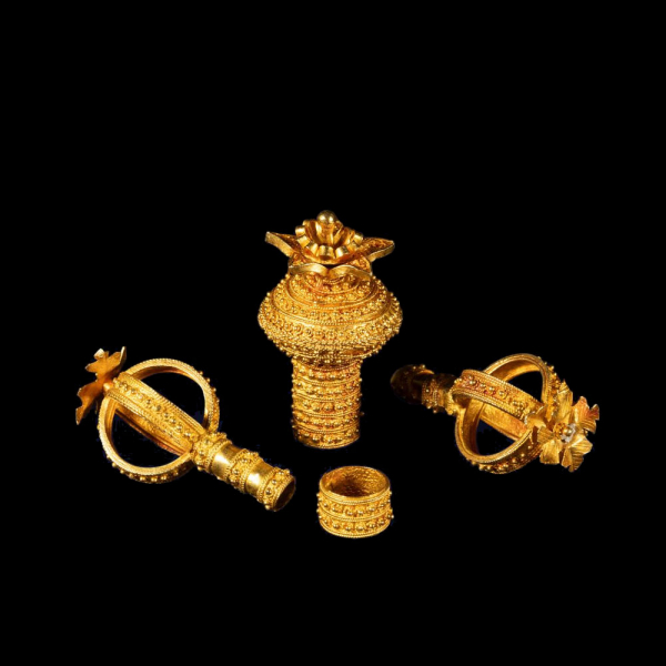 Excepcional lote de mango de puntero y remates de rollo de Torá Judaica de Torá en oro fino de 22k, trabajo medieval Reyes Católicos, siglo XV.