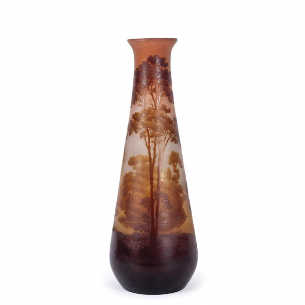 Emille Gallé. Jarrón &quot;Bosques&quot;, c. 1919.   Jarrón en vidrio camafeo tallado y grabado al ácido. Firmado en la parte inferior.