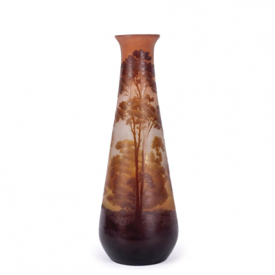 Emille Gallé. Jarrón &quot;Bosques&quot;, c. 1919.   Jarrón en vidrio camafeo tallado y grabado al ácido. Firmado en la parte inferior.