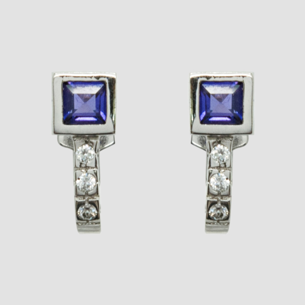Pendientes media criolla en oro blanco con amatista talla carr&eacute; de 4 x 4 mm. y diamantes talla brillante.