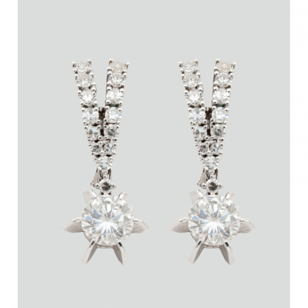 Pendientes en oro blanco con motivo en V de diamantes talla 8/8 rematado por un diamante talla brillante.