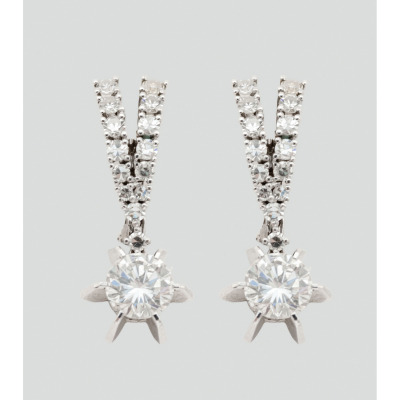 Pendientes en oro blanco con motivo en V de diamantes talla 8/8 rematado por un diamante talla brillante.