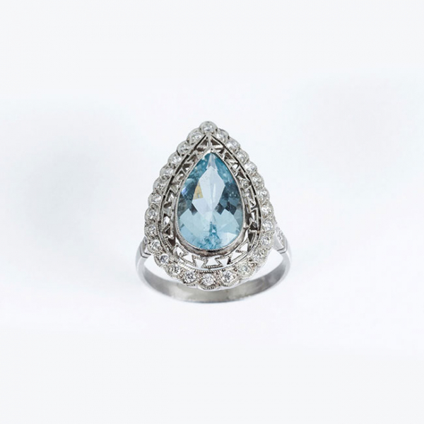 Delicada sortija lanzadera estilo art-dec&oacute;, en platino, con aguamarina natural 