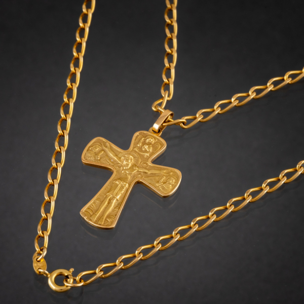 Cadena de eslabones en oro amarillo de 18 kt con colgante en forma de cruz de estilo bizantino.