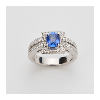 Sortija en oro blanco con zafiro azul de Sri Lanka talla cojín y pavé de diamantes talla brillante.