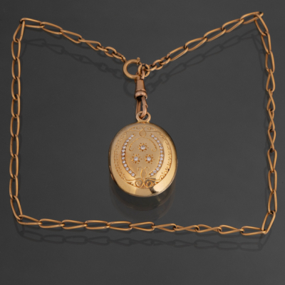 Leontina de eslabones y colgante guardapelo en oro amarillo de 18kt y brillantes.