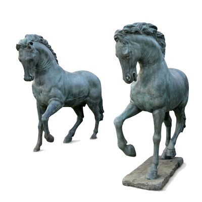 Pareja monumental de caballos a tama&ntilde;o real, Italia, probablemente siglo XX.  Bronce fundido a la cera perdida.