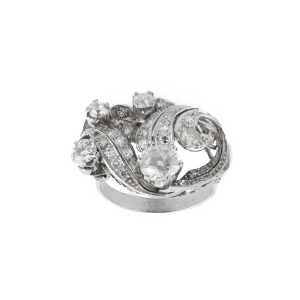 Sortija vintage, años 40, en platino con un diamante principal, talla &#039;cushion&#039; antigua 