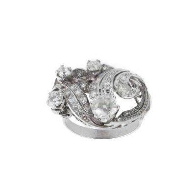 Sortija vintage, años 40, en platino con un diamante principal, talla &#039;cushion&#039; antigua 