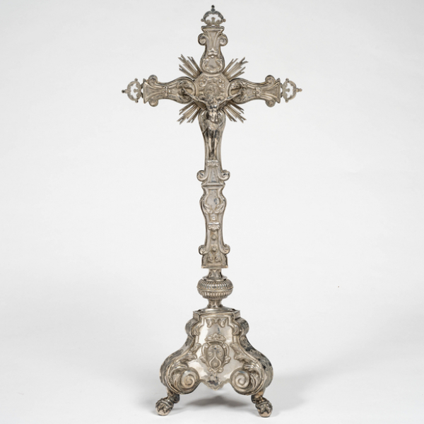 Cruz de altar en plata española y punzonada del año 1753.  Escuela Española del siglo XVIII. 