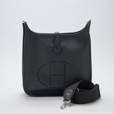 HERM&Egrave;S. Bolso modelo &laquo;Evelyn 29&raquo; en piel negra calada con cierre de click. Nuevo a estrenar con etiqueta y pl&aacute;sticos protectores, 2024.