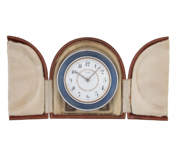  Reloj CARTIER de sobremesa en plata y oro con esmalte guilloch&eacute; y diamantes de talla rosa en agujas c.1908. 