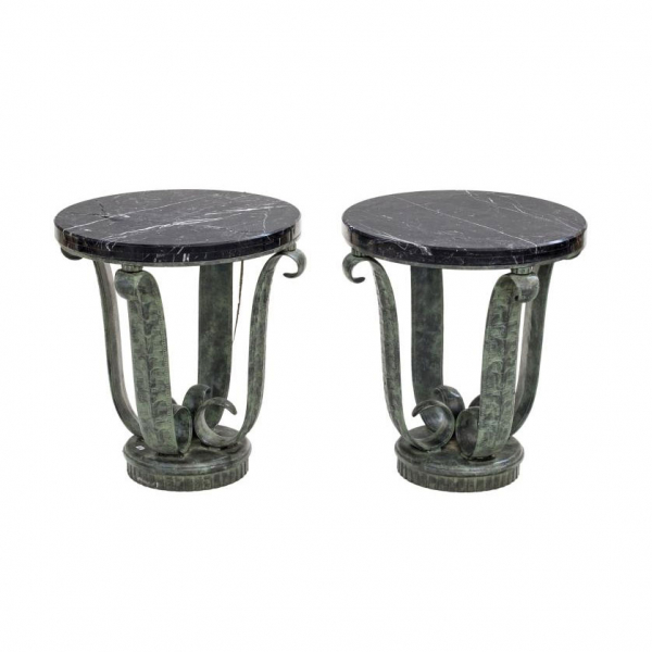 Pareja de mesas Art Deco en forja art&iacute;stica y tapa de m&aacute;rmol C. 1930. 