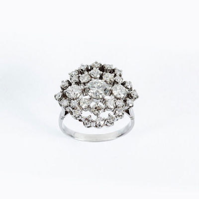 Sortija vintage en s&oacute;lida montura de oro blanco 18 K, con un diamante central, talla brillante 