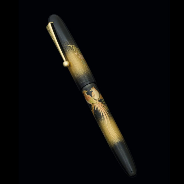 Estilográfica NAMIKI Yukari Love Birds, por el artesano Gen Takamura en técnica Togidashi-Taka Maki-e y Raden.