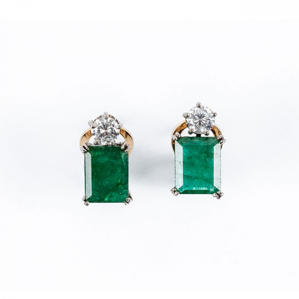 Pendientes vintage en oro amarillo 18 K con una esmeralda, en su talla, y un limpio y blanco diamante 