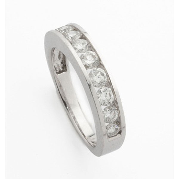 Media alianza en oro blanco con 9 diamantes talla brillante con un peso total de 1,18 cts. aprox.