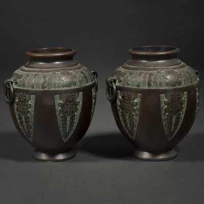Pareja de ánforas en bronce del siglo XX.