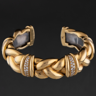 Pulsera articulada en oro amarillo de 18 kt con forma entrelazada con bandas de brillantes.