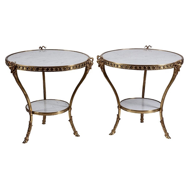 Pareja de veladores de bronce dorado Luis XVI