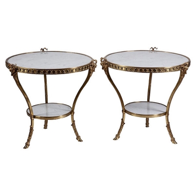 Pareja de veladores de bronce dorado Luis XVI