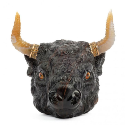 Caja con forma de cabeza de bisonte realizada en obsidiana y ágata cornalina, talladas y pulidas. 