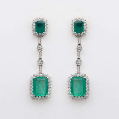 Pendientes largos en oro blanco con dos rosetones y barrita de diamantes tallas brillante y baguette y esmeraldas 