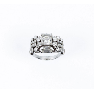 Sortija vintage en montura de platino con un limpio y blanco diamante