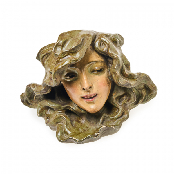 Jardinera modernista en terracota policromada con representación de rostro femenino, ppios. del s.XX. Siguiendo modelos de Lambert Escaler (Barcelona, 1874-1957).