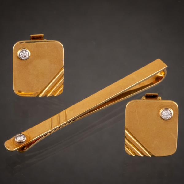 Conjunto de pasador de corbata y gemelos en oro amarillo de 18 kt con brillante de 0,10 qt.