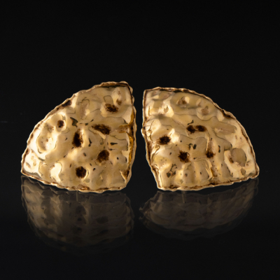 Pareja de pendientes en forma de hoja en oro amarillo de 18 kt.