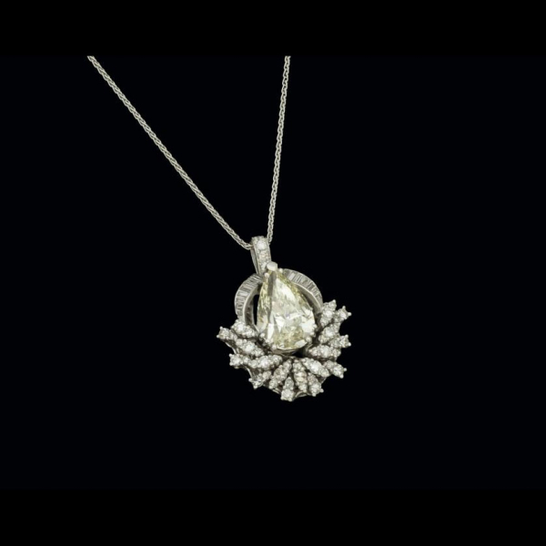 Colgante de oro blanco de 18 K. con gran diamante talla pera de 6 cts.  
