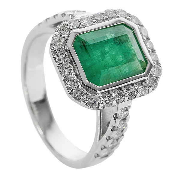 Sortija en oro blanco con esmeralda talla octogonal, 2,95 ct aprox. y orla y brazos de diamantes talla brillante