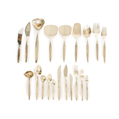 Cubertería para doce servicios en plata española punzonada, s.XX. 119 piezas. Peso: 5.309,5 gr. (sin cuchillos).