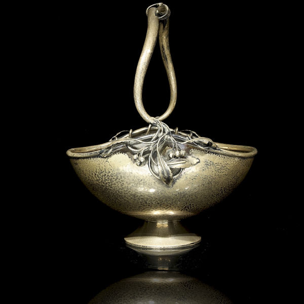 Frutero Art Nouveau de plata.  Con cuerpo ovalado, la pieza destaca por su dise&ntilde;o modernista 
