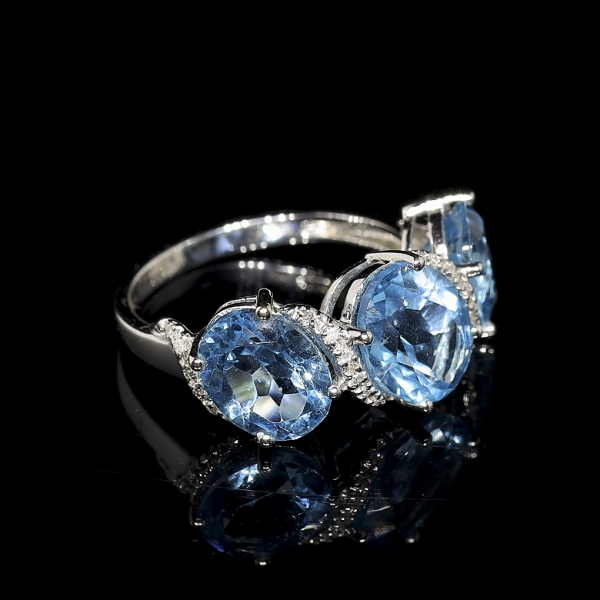  Conjunto de anillo y pendientes en oro blanco de 18k con topacios. 